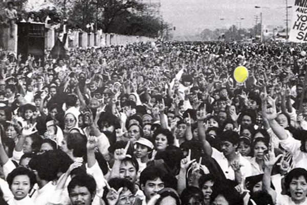 Thousands flocked to EDSA to support the anti-Marcos rebels