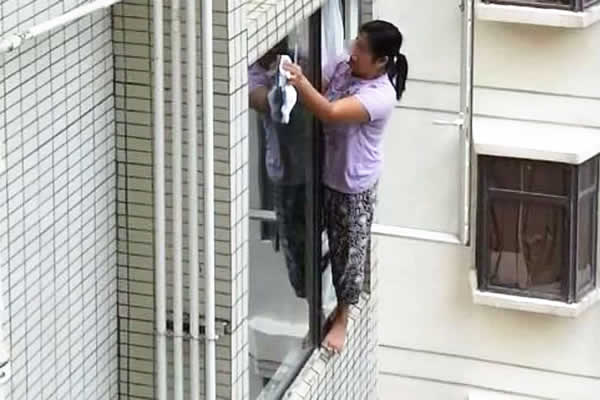 Cleaning the outside of a window 4 stories up