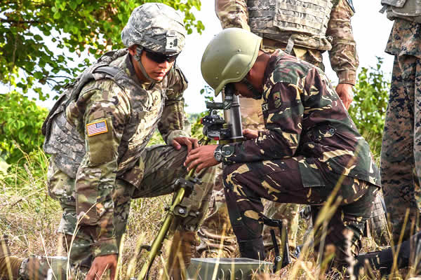 Philippine and American soldiers adjust a mortar system during Balikatan 2017